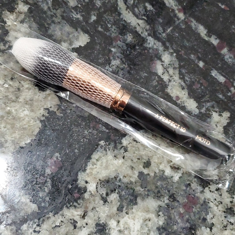 MOTD COSMETICS A Perfect 10 Tapered Face Brush